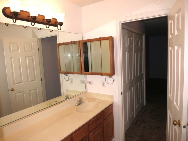 Building Photo - 2039 Tamahawk Ln