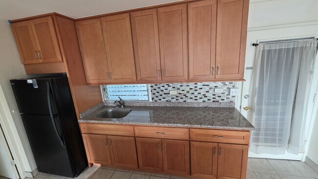 Building Photo - 1630 Makiki St