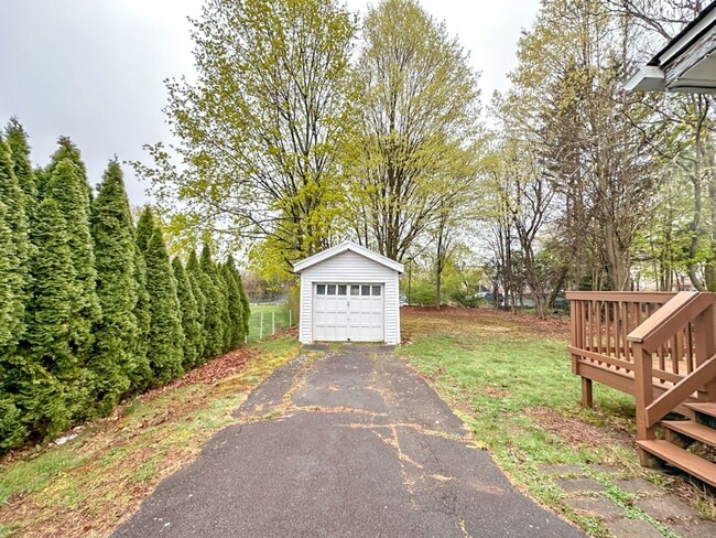 Building Photo - Lovely 3-bed Single Family Home in Hamden! Gorgeous Hardwood Floors throughout!