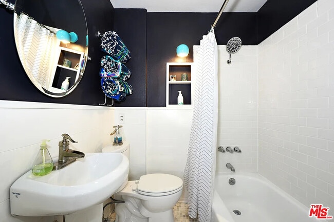 Building Photo - 3844 Goldwyn Terrace