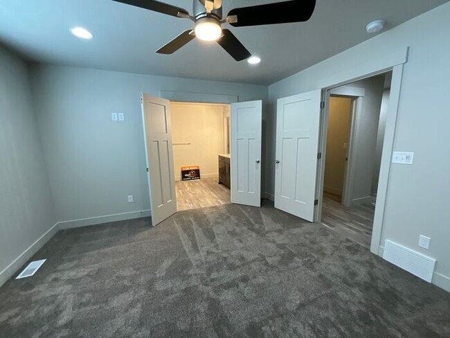 Building Photo - 2 bedroom 2 1/2 bath townhouse