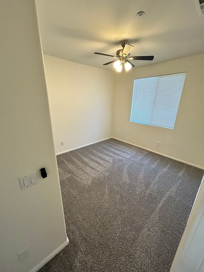 Building Photo - 3 bed 2 car garage condo for rent in Murrieta
