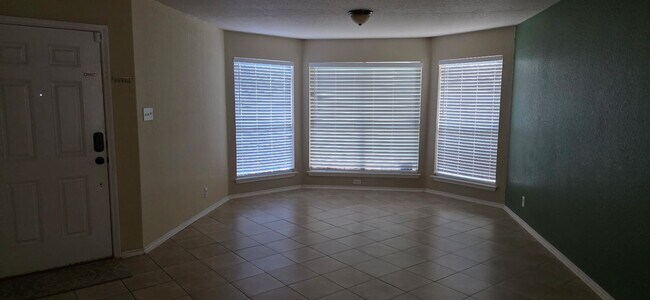 Building Photo - 419 Dolly Dr