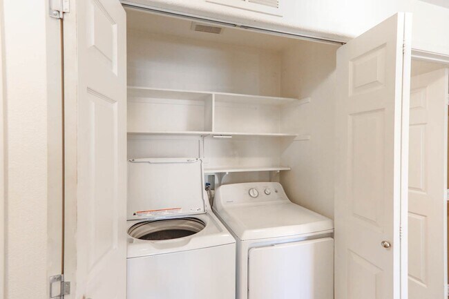 Building Photo - 2 Bed Condo Centrally Located