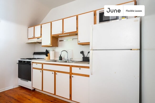 Building Photo - 3434 N Paulina St