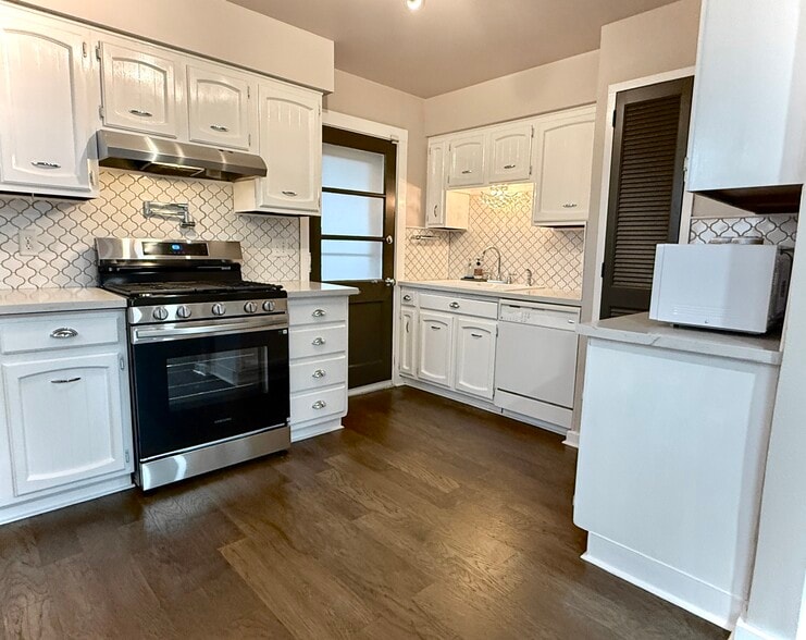 Kitchen with 22 cabinets and 8 drawers - 820 Thirba St