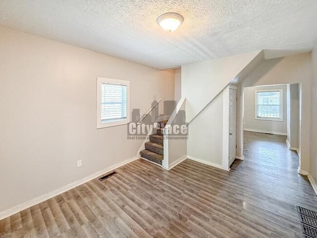 Building Photo - 1360 S Sheffield Ave