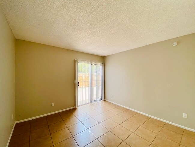 Building Photo - Huge Adobe 2 Bed/1Bath Adobe Townhome in C...