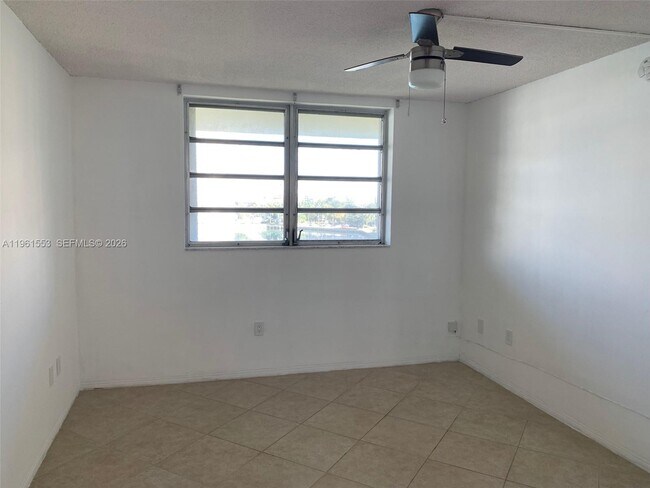 Building Photo - 2999 Point E Dr