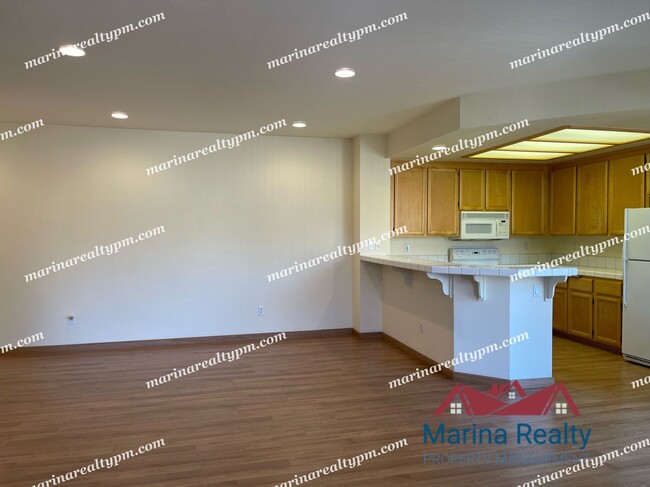 Building Photo - 2 Bedroom, 2 Bath Beautiful Townhouse Cond...