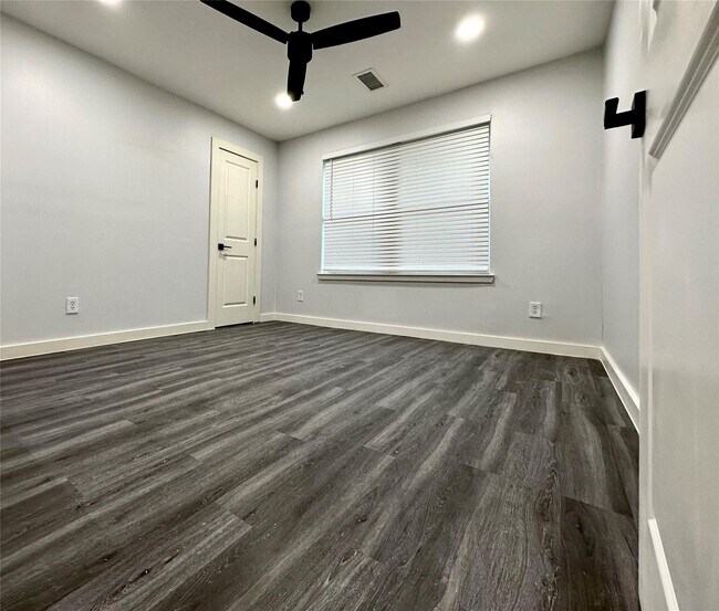 Building Photo - 8058 Longridge Dr