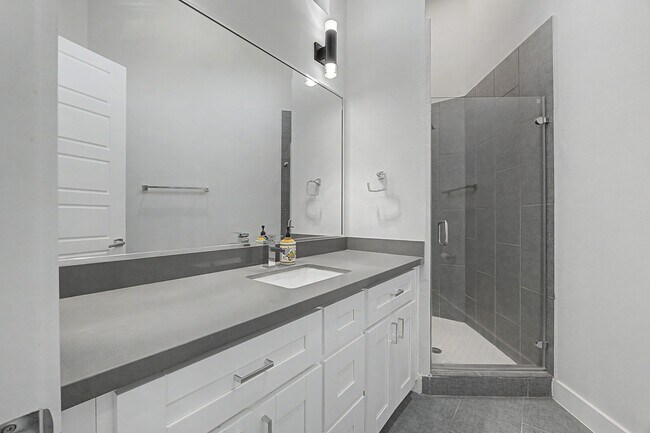 Building Photo - 1226 W 26th St