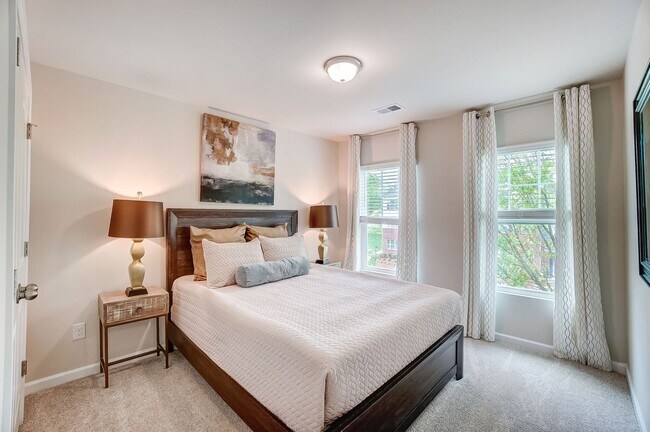 Building Photo - 4 Bedroom townhouse in Davidson