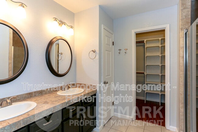 Building Photo - 904 Ballard Dr