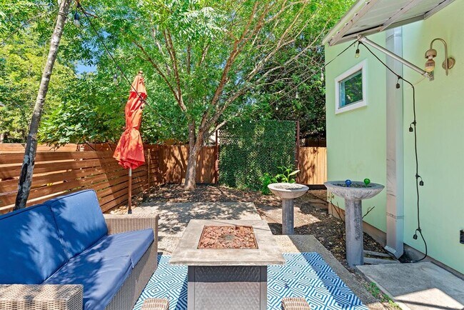 Building Photo - 3802 Byron Dr