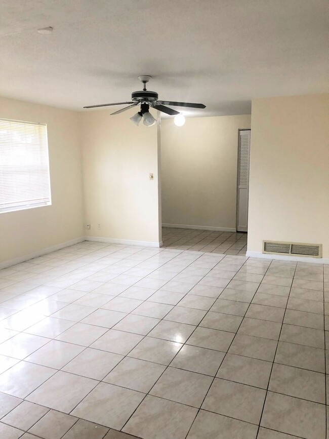 Building Photo - Large 3 Bedroom 2 Pool Home in Daytona Beach!