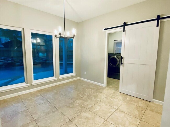 Building Photo - 39 Silent Brook Pl