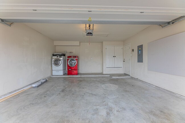 Building Photo - 5001 Bridgewood Dr