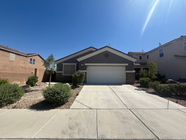 Building Photo - Stylish single-story living with 3 bedrooms, 2 baths, plus a versatile den — 1,489 sq ft of comfo...
