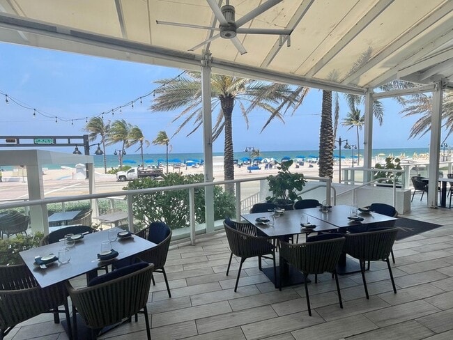 Building Photo - 3000 Riomar St