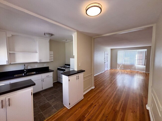 Interior Photo - 605 Kelton Ave