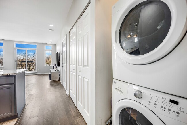 Building Photo - 947 W 14th Pl