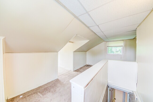 Building Photo - Available August 2024 - 3 Bedroom Home w/ ...