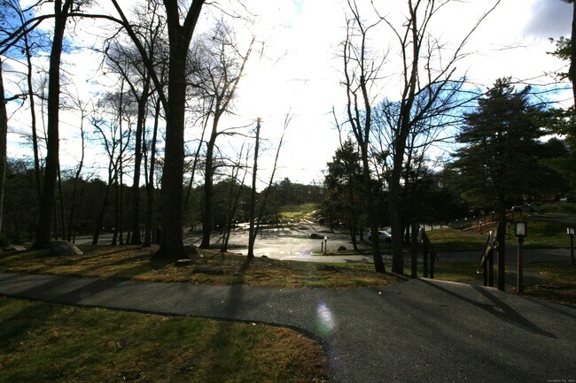 Building Photo - 7 Twin Oak Ct