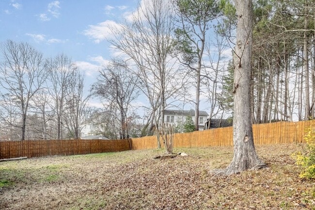 Building Photo - 3 Bedroom Home with Large Fenced in Yard, 2 Car Garage & Bonus Room!