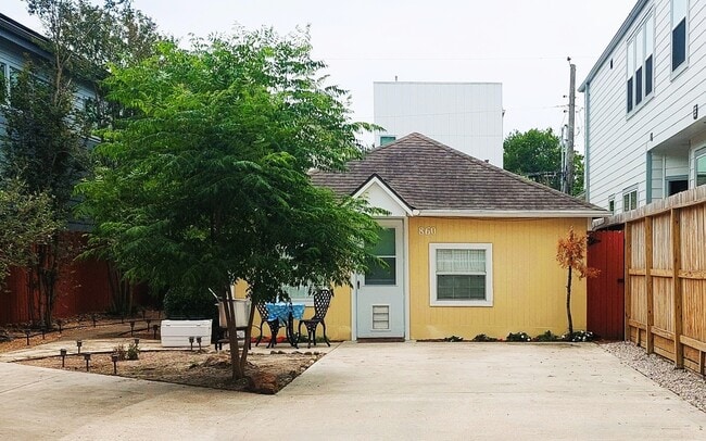 Primary Photo - 860 E 25th St