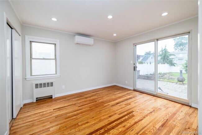 Building Photo - 3883 Franklin Ave