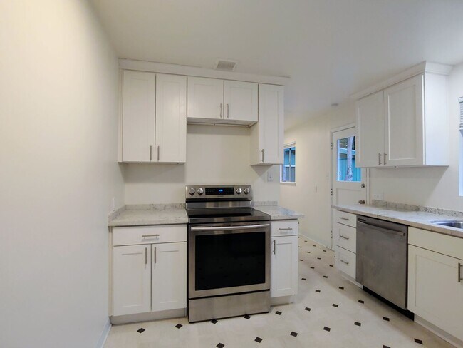 Building Photo - Beautifully Updated 4 Bedroom Home in Sherdian Beach- Includes Beach Club Access