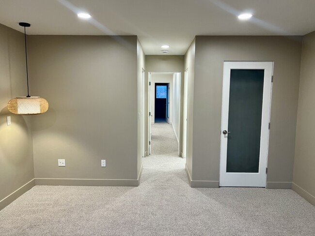 Building Photo - 753 Oak St