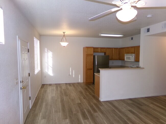 Building Photo - 3002 W Elizabeth St