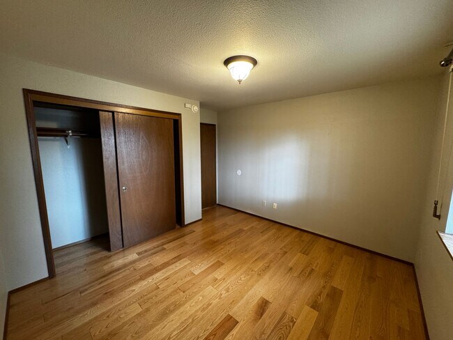 Building Photo - Silverdale Split-Level Home with Bonus Are...
