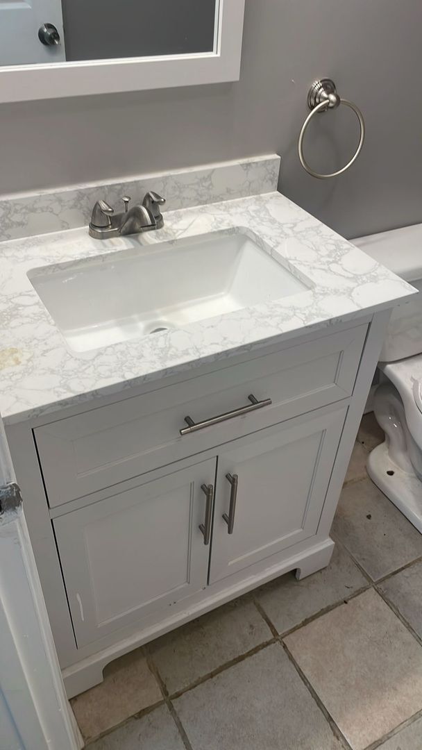 Building Photo - Recently Renovated 2 Bed 1 Bath Ready To M...