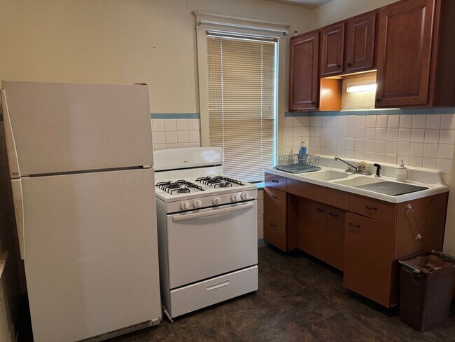 Building Photo - 5839 Hampton Ave