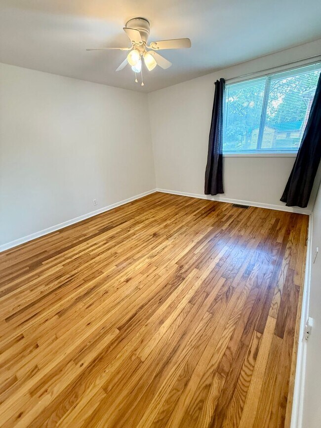 Building Photo - 2 BR 1 Bath Duplex with convenient airport...