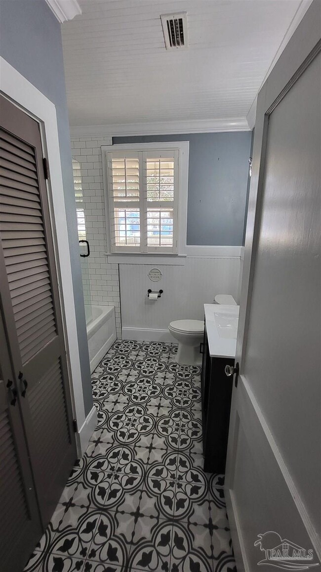 Building Photo - 1800 E Lloyd St