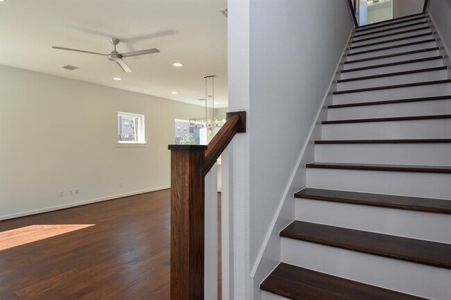 Building Photo - 713 James St