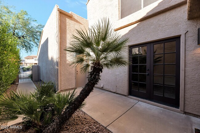 Primary Photo - 325 E Bluebell Ln