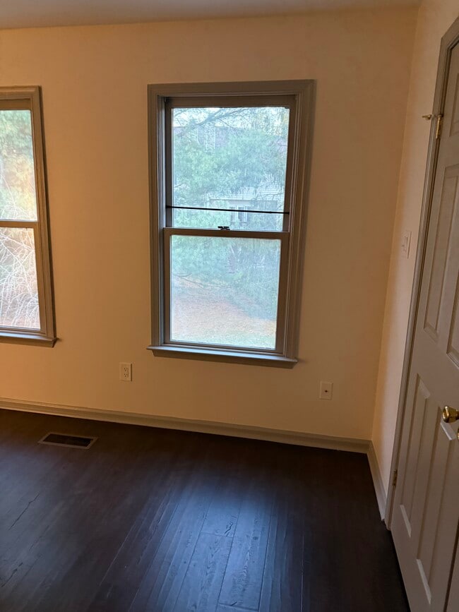 Building Photo - 1002 N Glen Dr