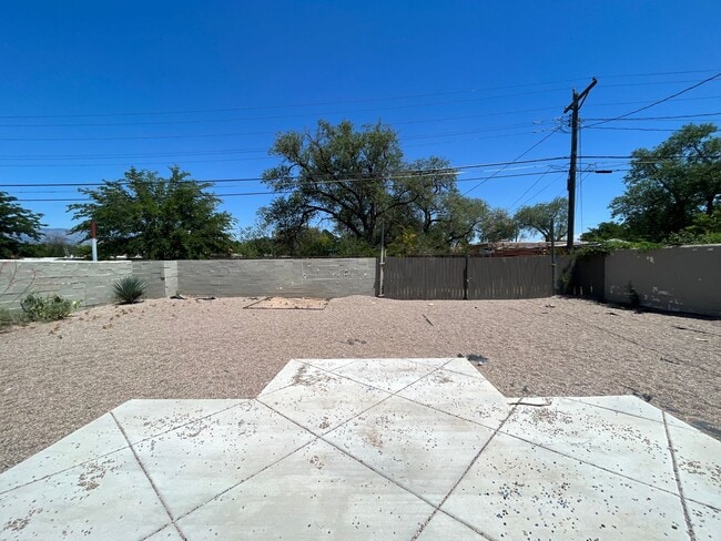 Building Photo - Large 3 Bedroom 2.5 Bathroom Home In The NE!