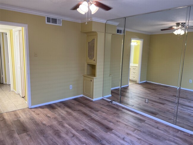 Building Photo - 7600 Burgoyne Rd