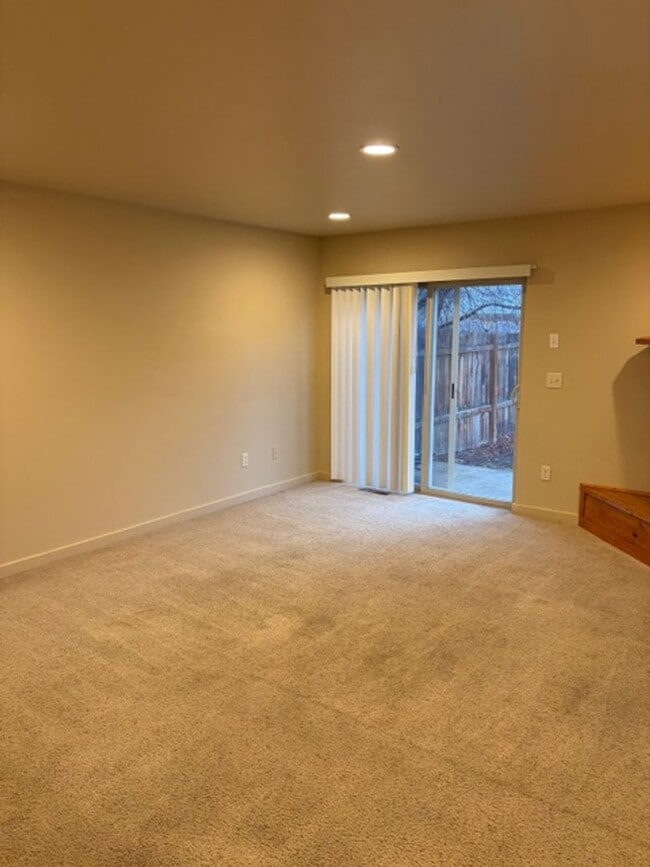 Building Photo - 3 Bedrooms 2 1/2 Bathroom Bozeman Townhouse - Great Location