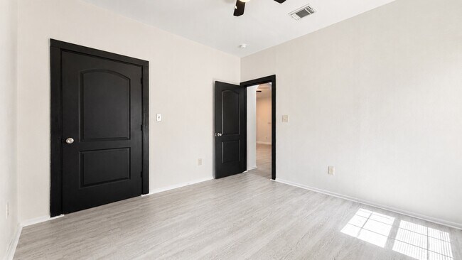 Building Photo - 11611 Walraven Dr
