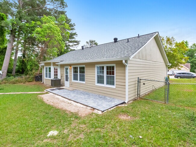 Building Photo - 9138 Clubhouse Dr