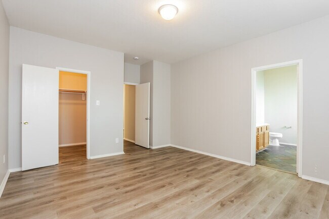 Building Photo - 2804 Hilcroft Ave