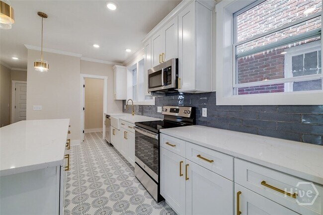 Building Photo - 905 E Park Ave