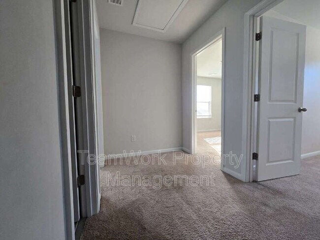 Building Photo - 454 Zenith Blvd